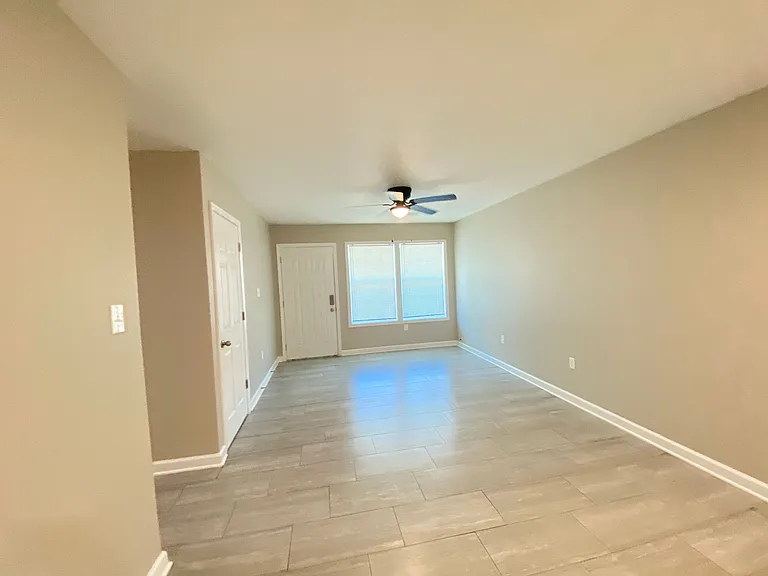 2412 Loop Acres Dr — Photo 2