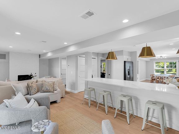 4th image of 487 Branch Avenue