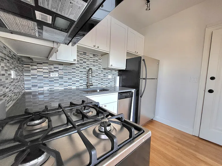 4105 N Damen — Photo 2