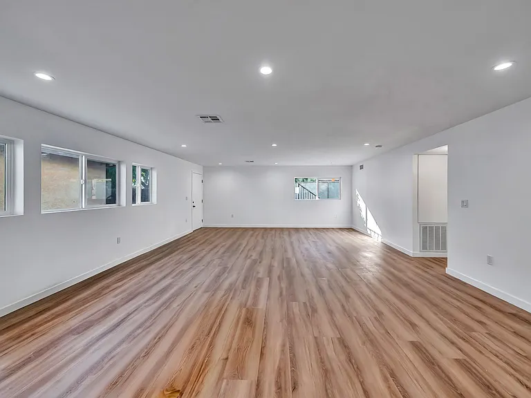 11845 Hamlin St — Photo 37