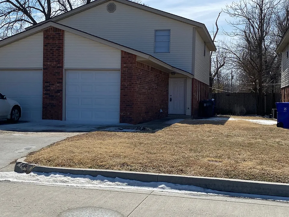1018 E Main St