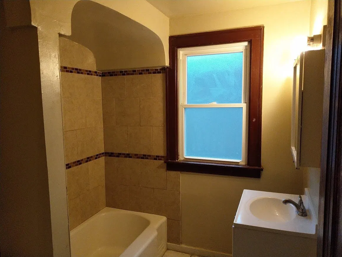Large 2 bedroom with heated rear Porch — Photo 4