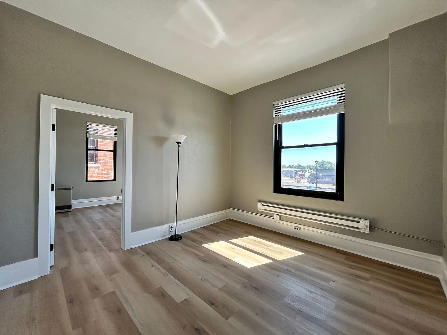Bright 2nd Floor Apartment on 3rd Street -- Utilities Included! — Photo 2