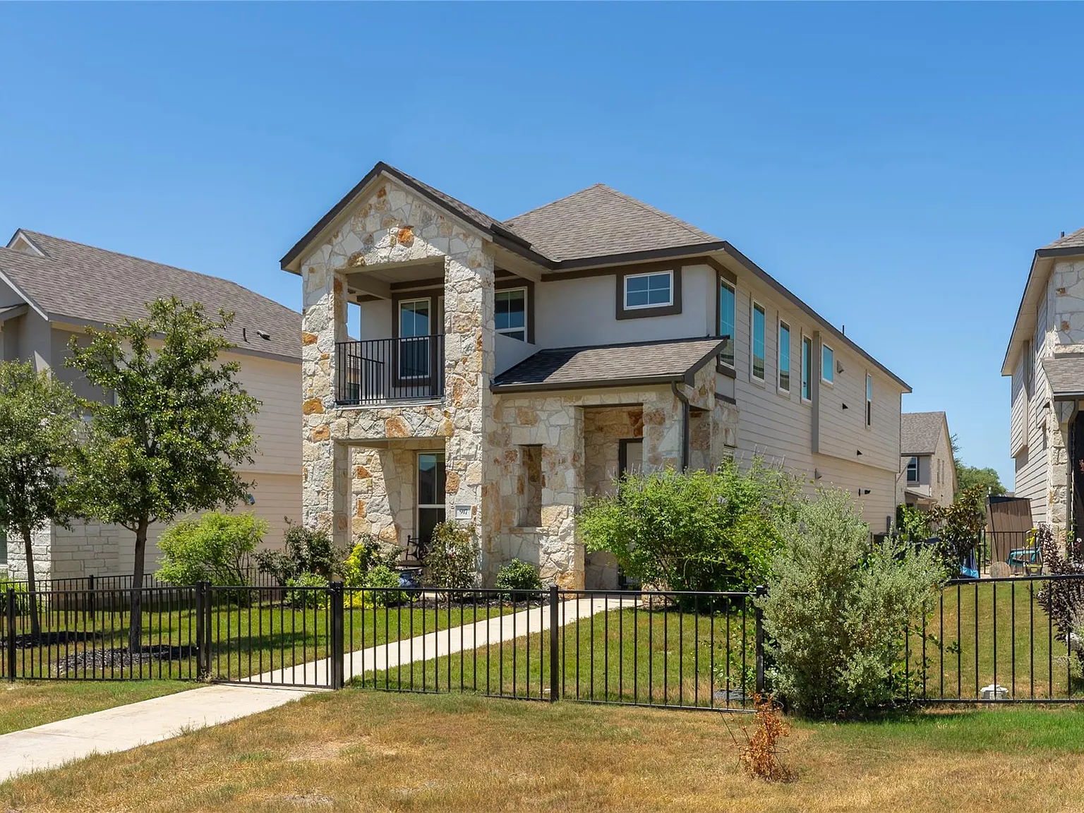 3 bed, 2.5 bath, 2325 sqft, $2,700 — Photo 3