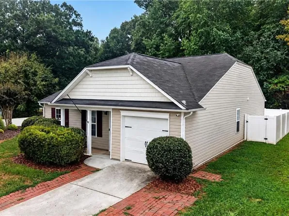3034 Desmond Woods Dr, Greensboro, NC 27405