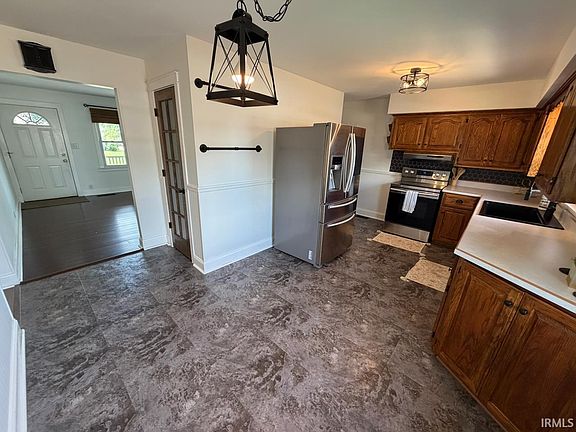 5th image of 700 E Ulen St