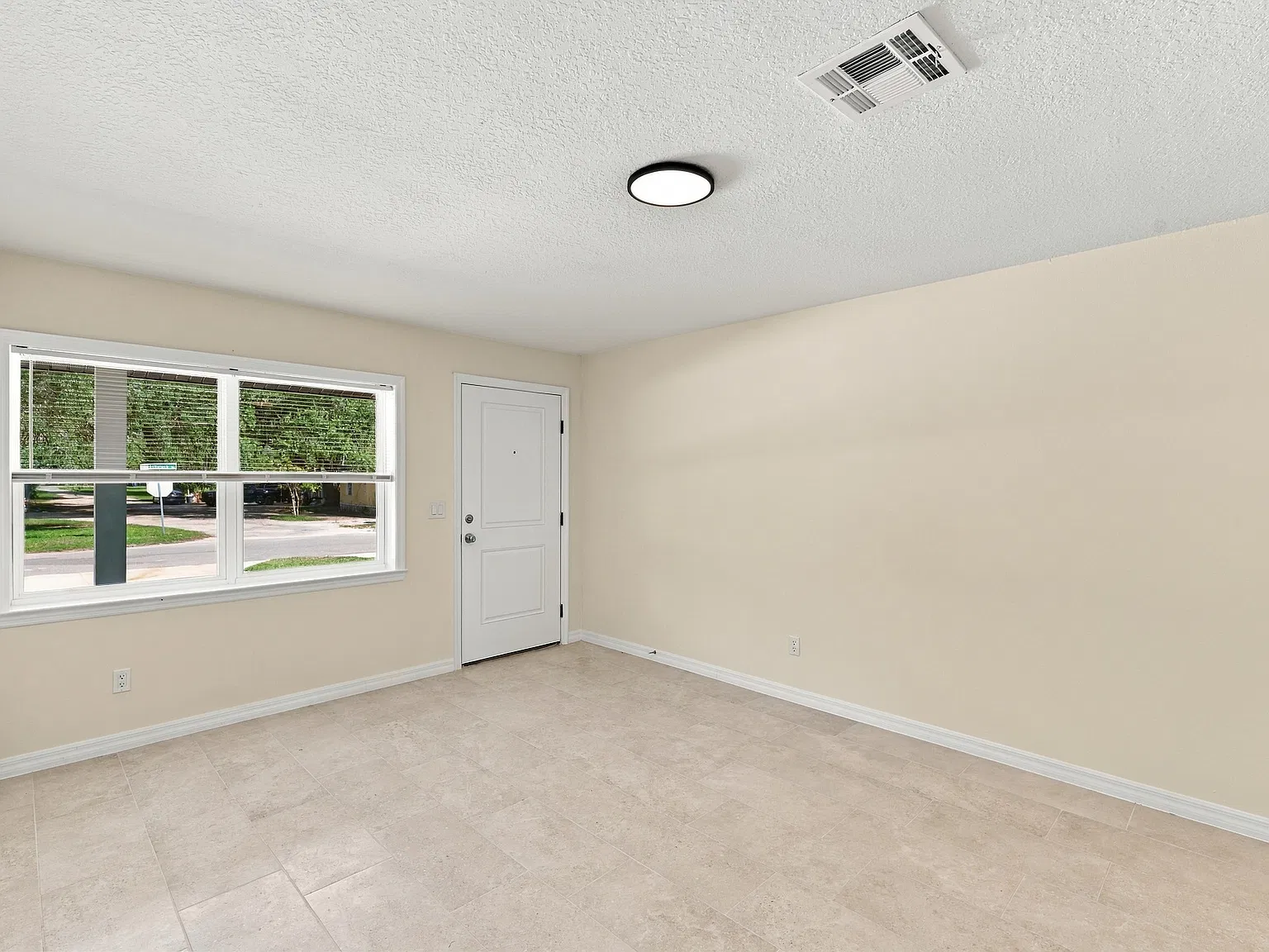 3 bed, 2.0 bath, 1008 sqft, $1,850 — Photo 3