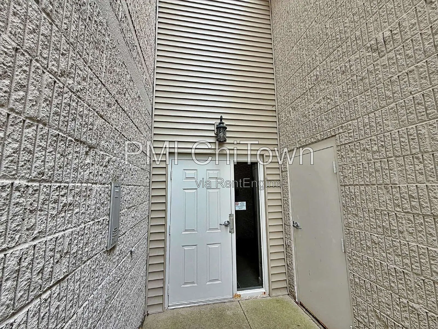 2 bed, 2.0 bath, 1039 sqft, $2,050 — Photo 2