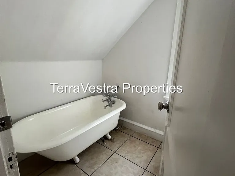 424 W Broad St — Photo 7