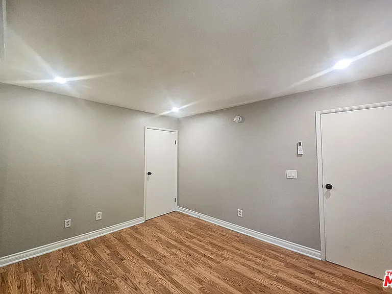 6946 1/2 Jellico Ave — Photo 12