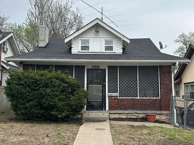 5831 Euclid Ave — Photo 2