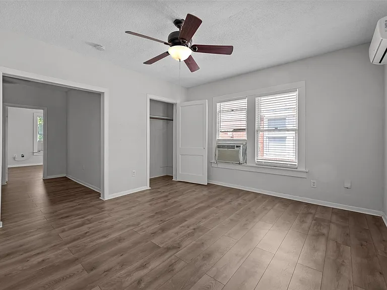 907 W Gray St #2 — Photo 5