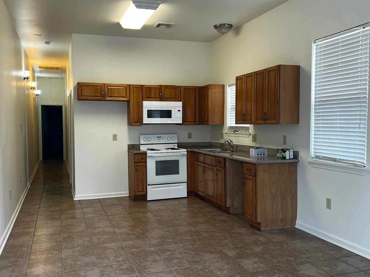 2 bed, 900 sqft, $1,050 — Photo 3