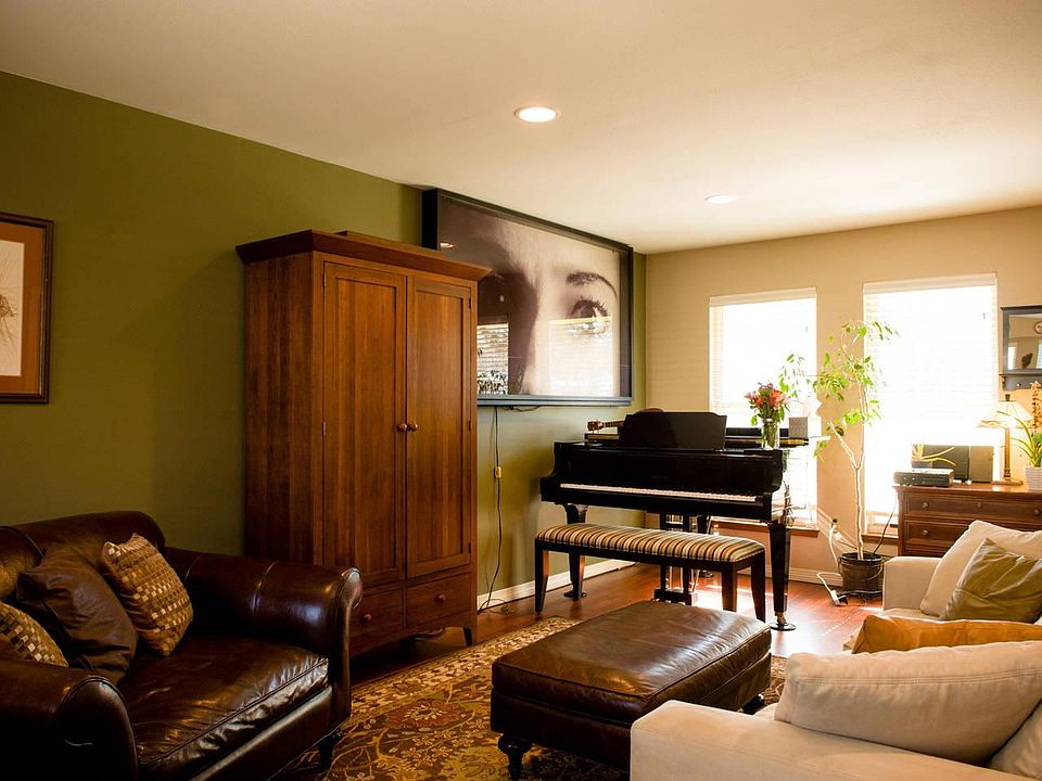 Living room with southern exposure light