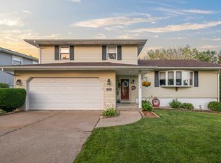 3415 Hazelwood Ct, Davenport, IA 52806