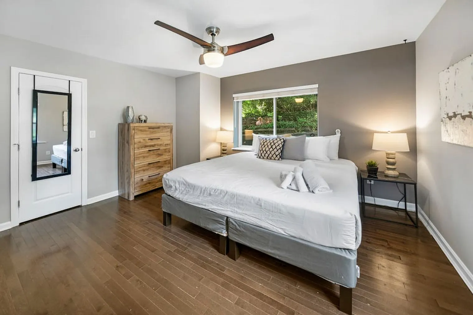 2 bed, 1.0 bath, 1076 sqft, $2,431 — Photo 4