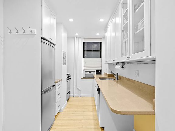 4th image of 30 W 90th St APT 1B