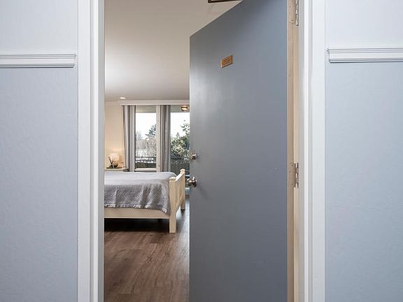 2nd image of 1614 Hudson St APT 209