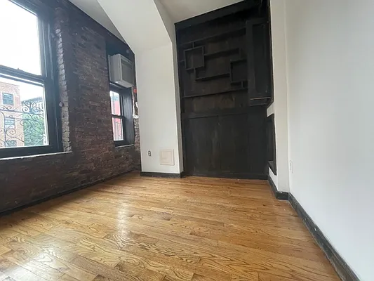 Rented by PocketBroker Inc | media 32