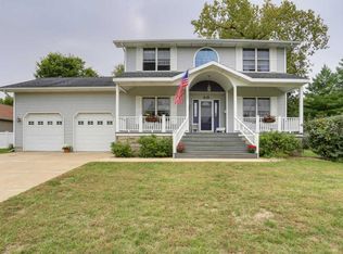 40 N Circle Dr, Monticello, IL 61856