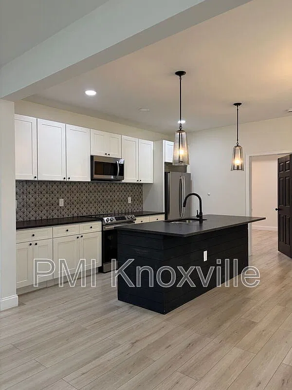 3 bed, 2.0 bath, 1367 sqft, $2,200 — Photo 4
