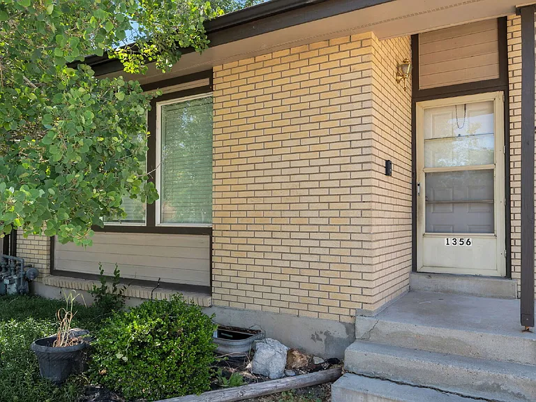 1356 E Merritt Cir — Photo 2