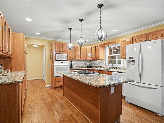 2nd image of 753 Robin Dr.