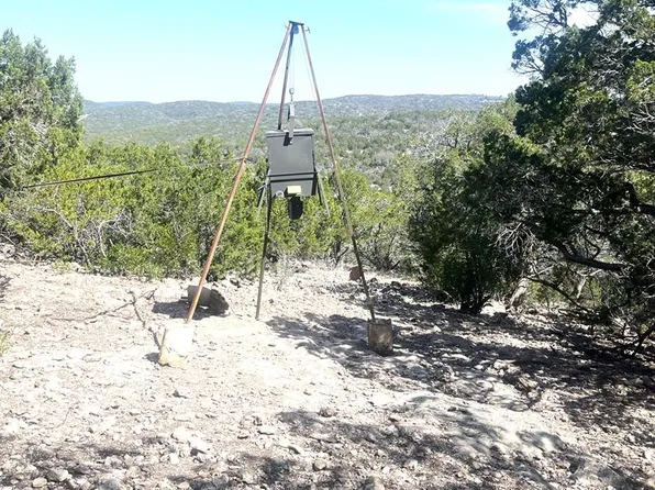 529 Rancho Real Rd, Leakey, TX 78873