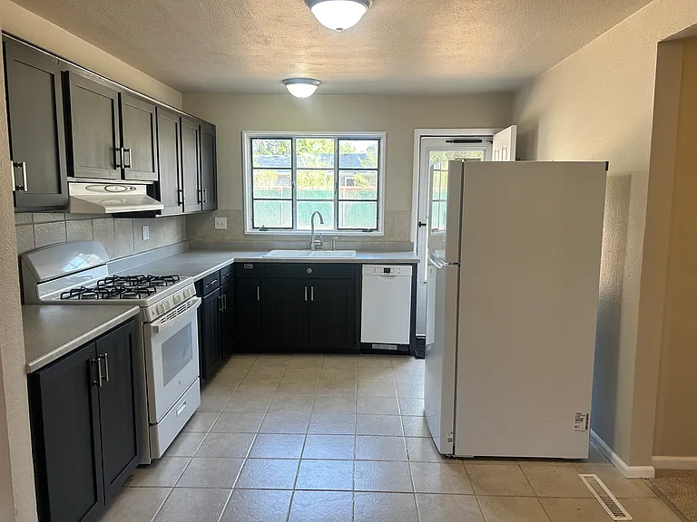 88 Rose Dr — Photo 42