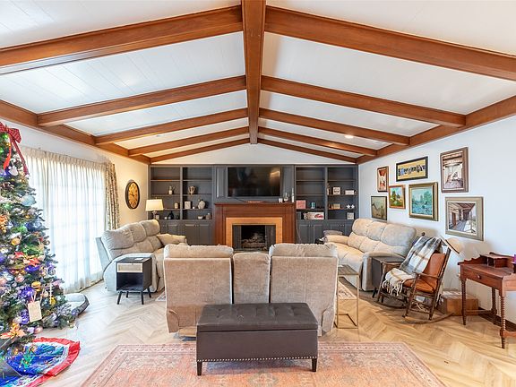 4th image of 1806 Country Club Dr