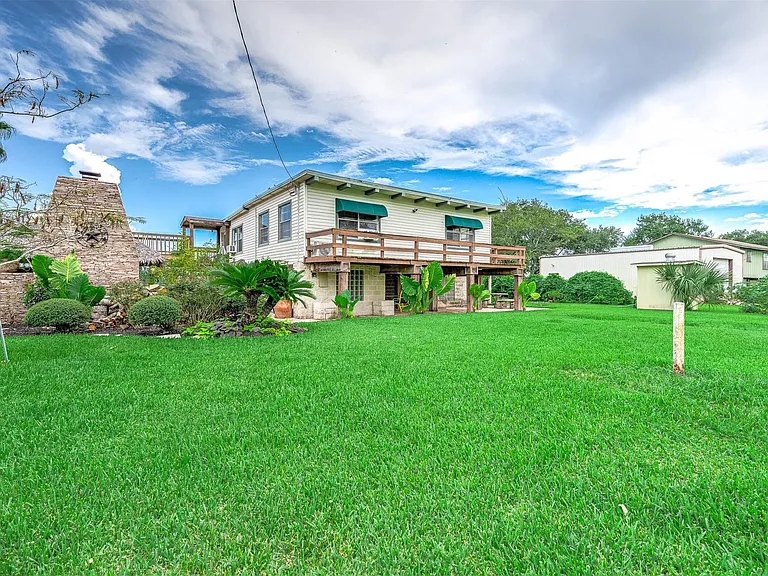 325 Palm Dr — Photo 2