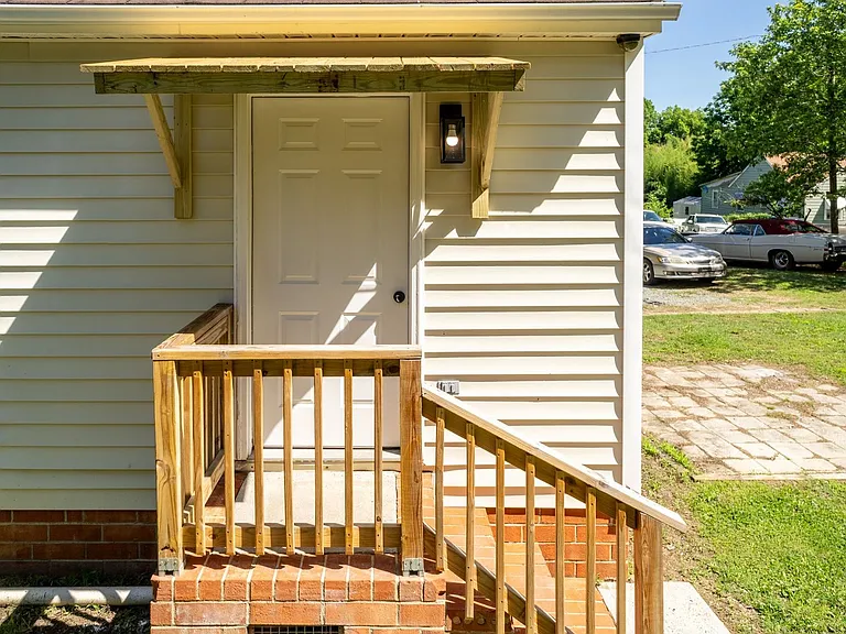 830 Oxford Ln — Photo 8