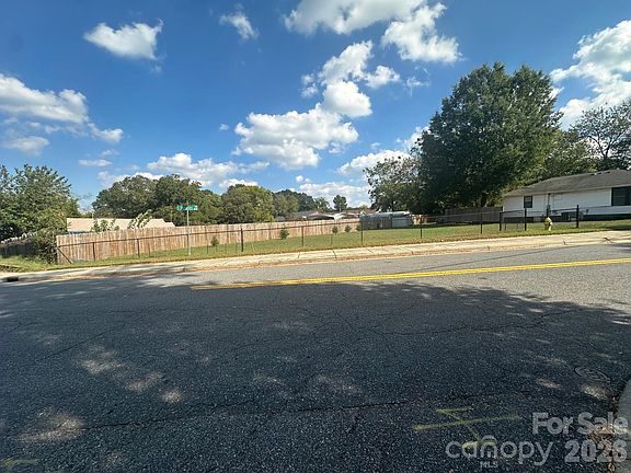 5th image of 821 S Hoskins Rd
