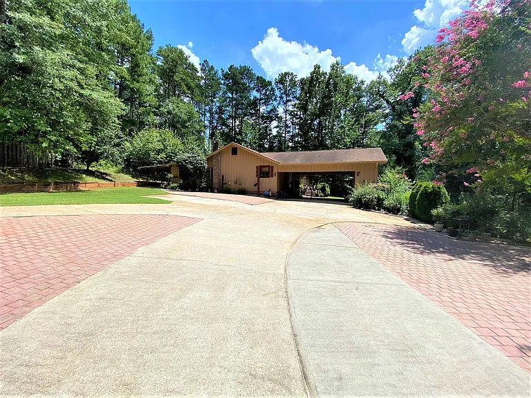 354 Woodcrest Dr — Photo 13