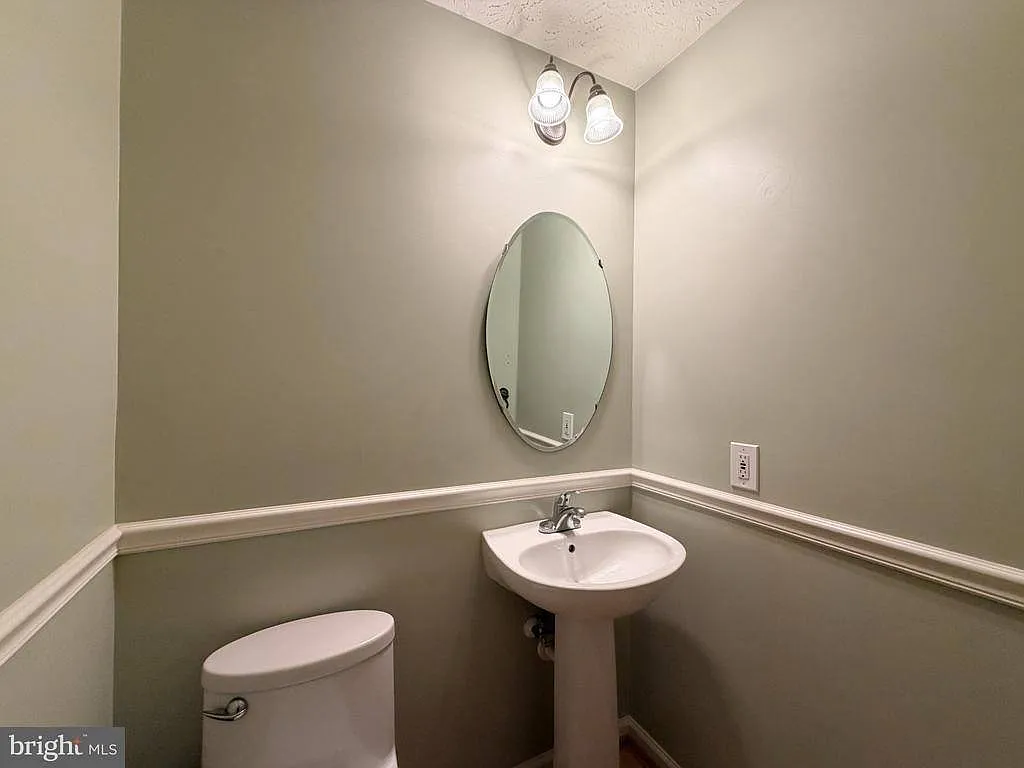 3 bed, 2.5 bath, 2050 sqft, $2,800 — Photo 3