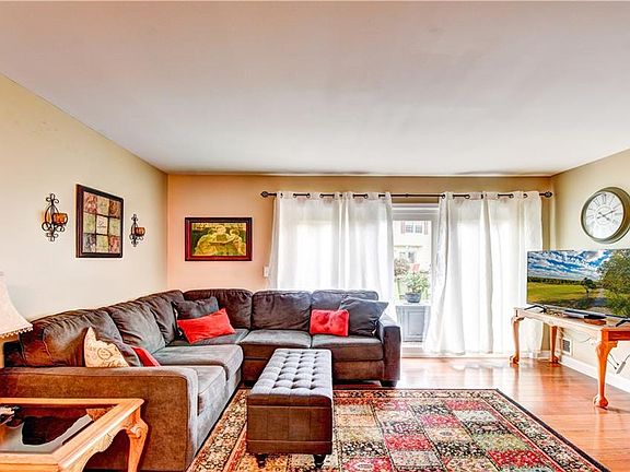 5th image of 40 Burnett Way Unit 4B