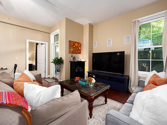 4th image of 1040 Broadway Park