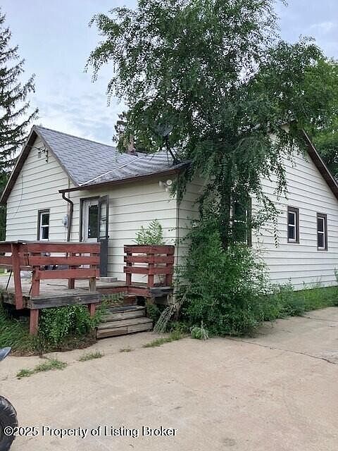 1st image of 214 1st St NE