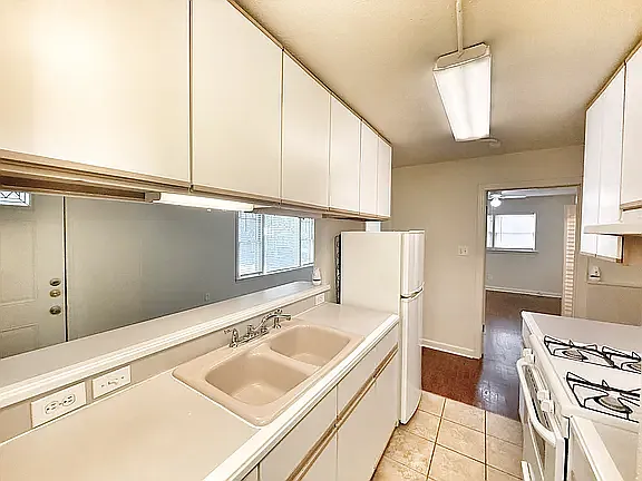 2 bed, 1.5 bath, 825 sqft, $1,495 — Photo 4