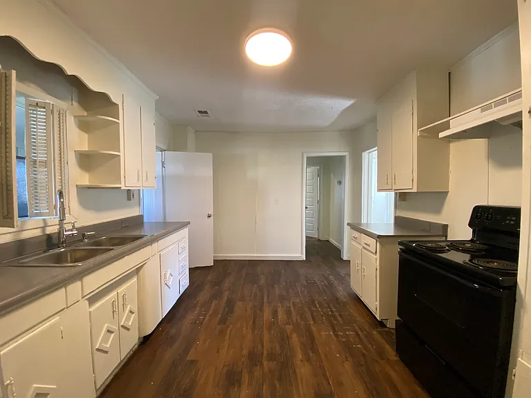 215 Queen Ave — Photo 8