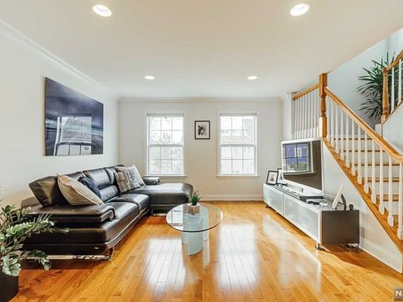 3rd image of 166 Garden Ave #2