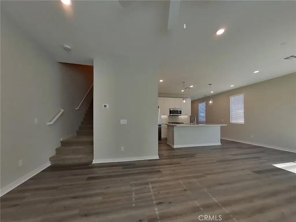 3 bed, 2.5 bath, 1676 sqft, $3,399 — Photo 3