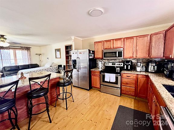 5th image of 328 Gills Creek Dr