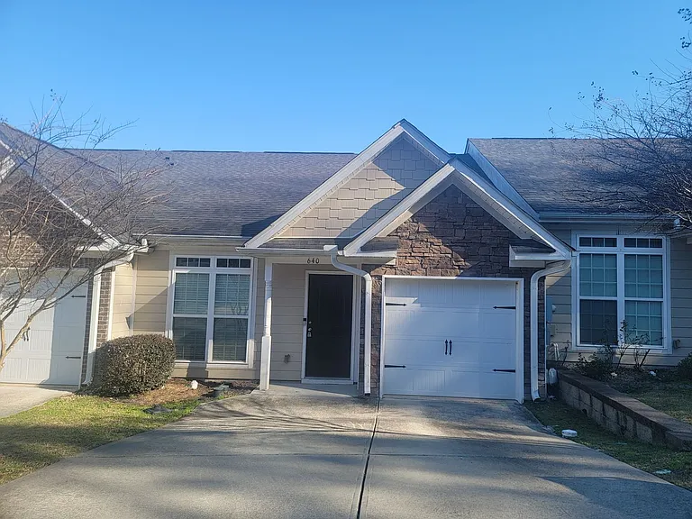 640 Vista Dr — Photo 1