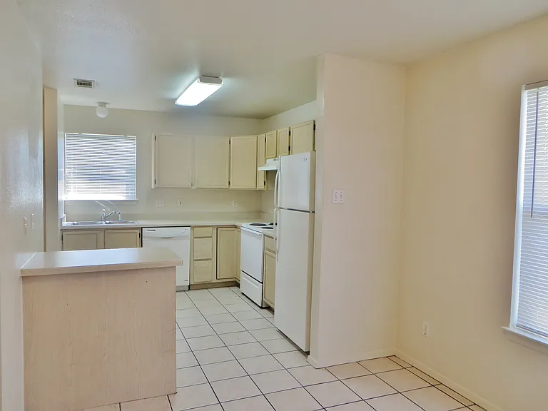 2216C Katy Ln — Photo 5