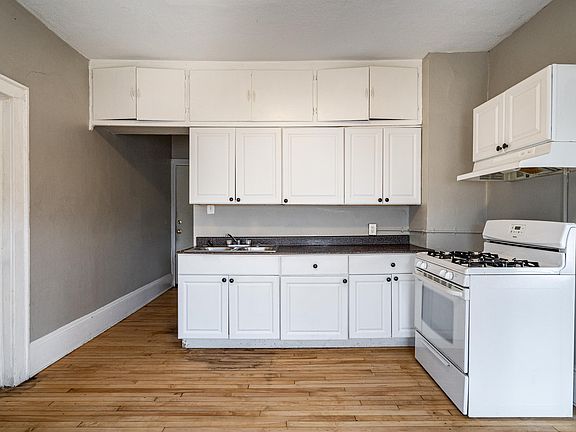 3rd image of 1500 W Dakota St #4