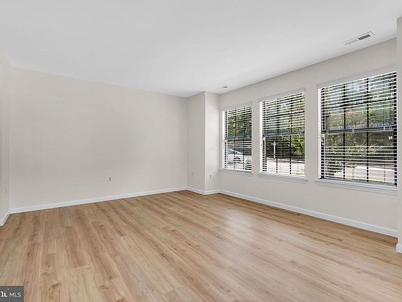 4th image of 47 Chelmsford Ct