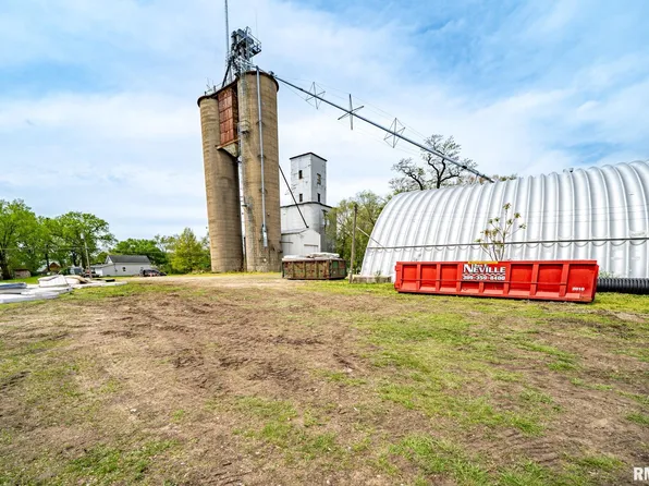 300 N Broadway St, Manito, IL 61546