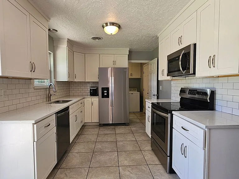 1202 Glenwood St — Photo 4