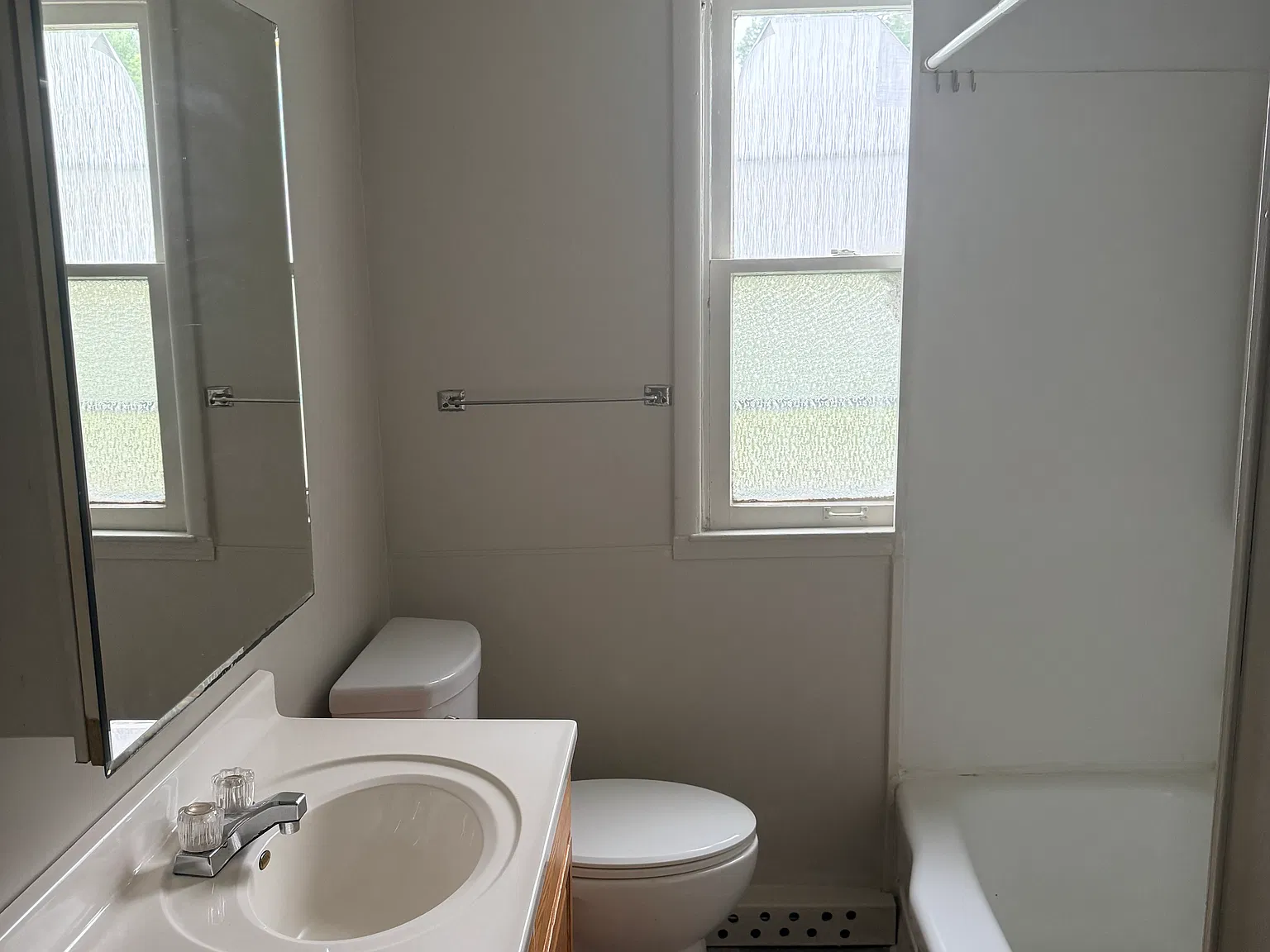 4 bed, 2832 sqft, $2,100 — Photo 2